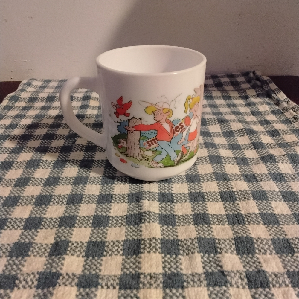 Rare Vtg. Arcopal France Milk Glass Smarties Hansel & Gretel Mug